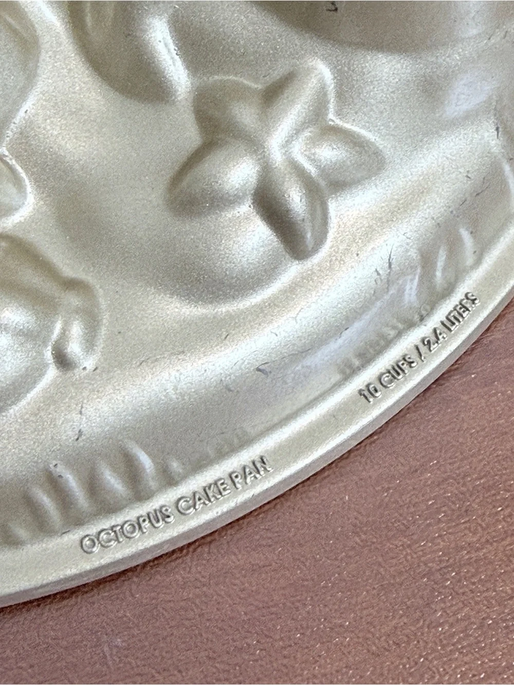 Nordic Ware Gold Cast Aluminum Octopus Bundt Cake Pan 10 cup